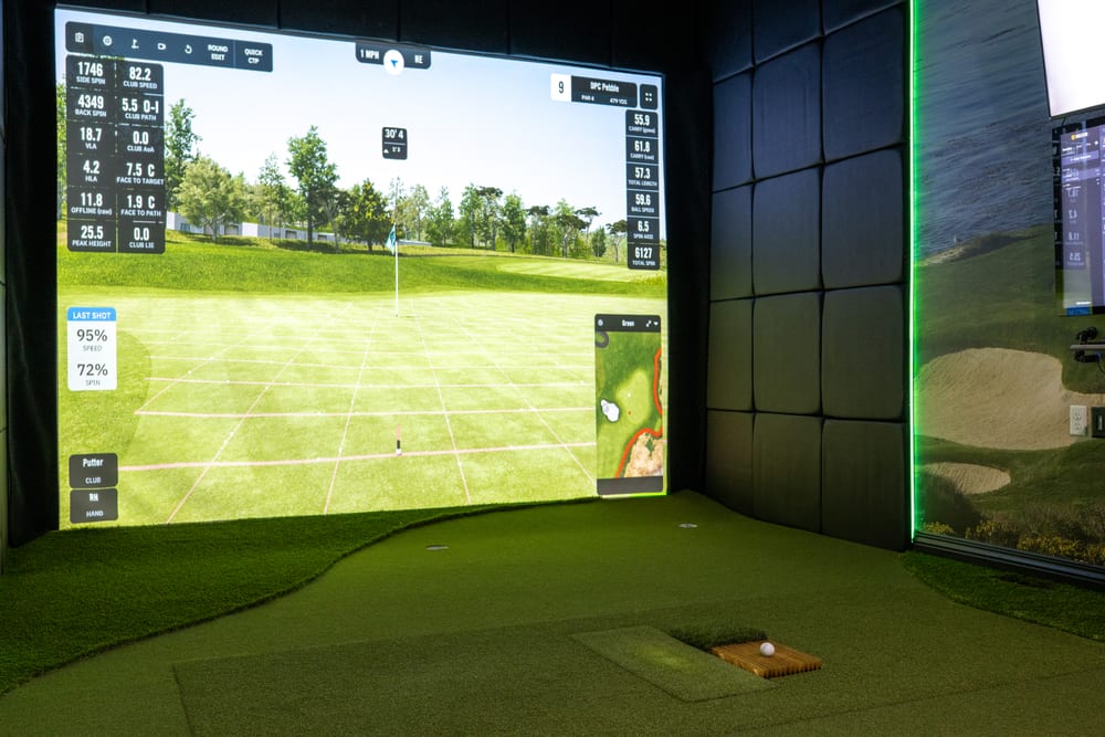 Putting practice on a simulated green with speed and line feedback on screen